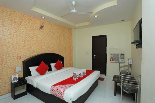 Flagship Hotel Neel Ganga tesisinde bir odada yatak veya yataklar