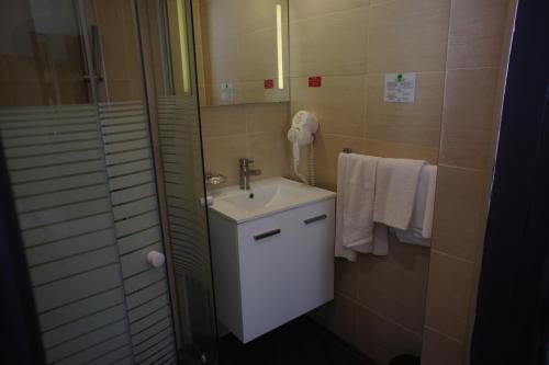 Koupelna v ubytování Central Hotel