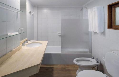 een badkamer met een wastafel, een toilet en een bad bij CABAÑA EN SAN MARTIN DE LOS ANDES- paihuen in San Martín de los Andes