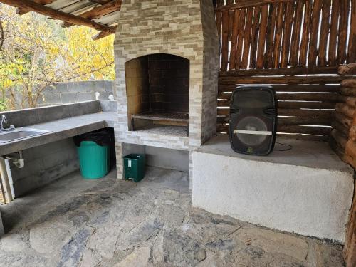 a outdoor kitchen with a sink and a stove at LA CASA DE JOSÉ Excelente en Laguna de Sanchez in Laguna de Sánchez