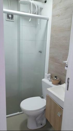 巴拉奈里奧－坎布里烏的住宿－Best Iate Clube Apto. Proximo da praia central，白色的浴室设有卫生间和淋浴。