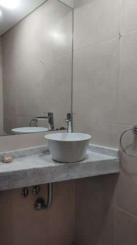 uma casa de banho com um lavatório e um espelho em Cozy apartment in Palermo II em Buenos Aires