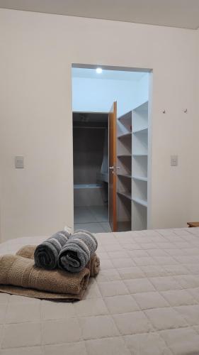 uma pilha de toalhas numa cama num quarto em Cozy apartment in Palermo II em Buenos Aires