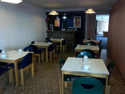 un comedor con mesas y sillas en un restaurante en Jackotel, en Orléans