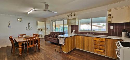 eine Küche und ein Esszimmer mit einem Tisch und einem Esszimmer in der Unterkunft Patrick Crescent 18 - Kalbarri WA in Kalbarri