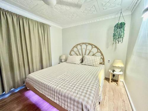 Ein Bett oder Betten in einem Zimmer der Unterkunft The Wildflower- Luxury Home Stay