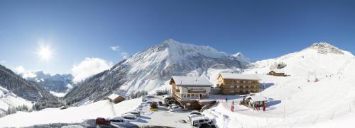 a ski lodge on a snow covered mountain at Natur-Genuss-Hotel Sonnasita in Faschina