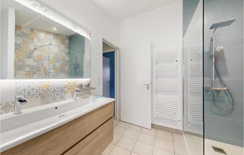 uma casa de banho com uma banheira, um chuveiro e um lavatório. em 2 Bedroom Gorgeous Home In Verruyes em Verruyes