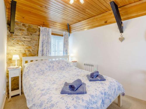 um quarto com uma cama com duas toalhas em 3 Bed in Hartland 88143 em Hartland