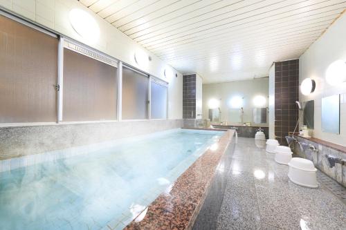 a large swimming pool in a large room at 秘境のおやど 龍峡亭　HIKYOUNOOYADO RYUKYOUTEI in Tokimata