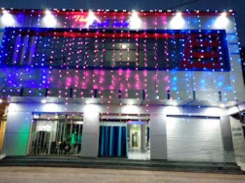 ein Gebäude mit Weihnachtslichtern an der Seite in der Unterkunft The Lord Hotel,Chandrapura in Chhatarpur