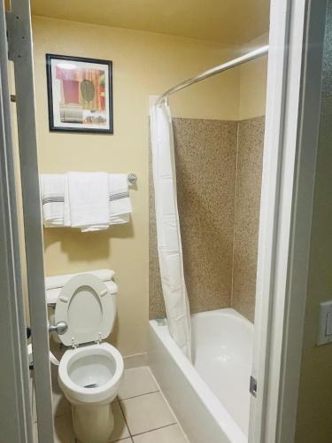 a small bathroom with a toilet and a shower at Happy Smart Inn I-10 Eloy and Casa Grande in Eloy