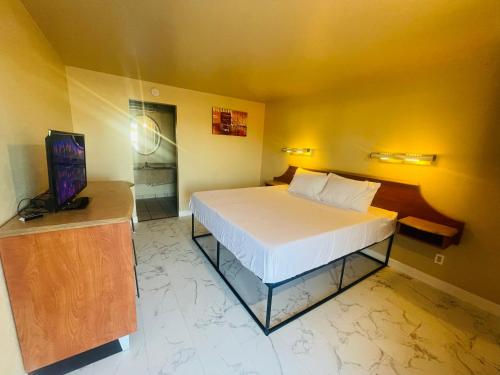 a bedroom with a bed and a television in it at Happy Smart Inn I-10 Eloy and Casa Grande in Eloy