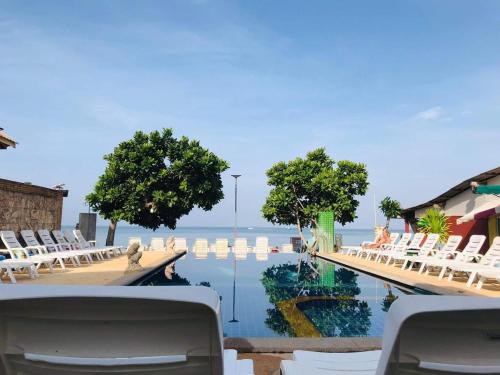 ein Resort mit Stühlen und einer Anlegestelle im Wasser in der Unterkunft lovelytheroom in Ko Lanta