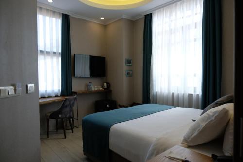 A television and/or entertainment centre at GALATAHAN Hotel Istanbul Karakoy