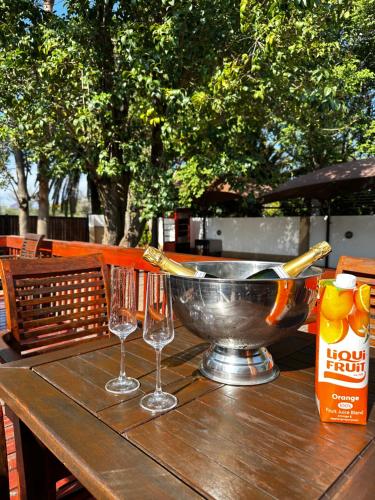 stół z kieliszkami do wina i miską na nim w obiekcie The Hempel Guesthouse w mieście Mokopane