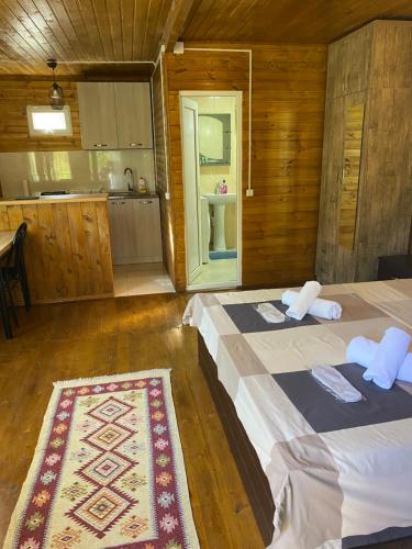 Postel nebo postele na pokoji v ubytování Wooden Cottages - Mtskheta