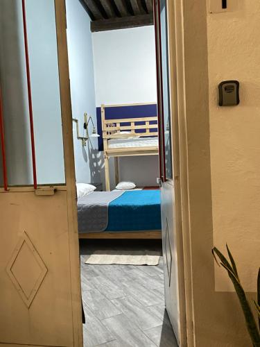 a small bedroom with a bed in a room at Céntrica habitación privada , #7 de 1 a 4 personas, Casona Doña Paula Aparta-hotel, baño compartido in Puebla