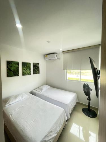 Un pat sau paturi într-o cameră la Lujoso apartamento en el norte