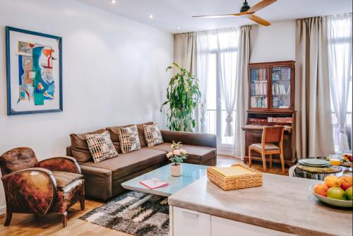 un salon avec un canapé et une table dans l'établissement Appart design, plein centre Marseille, à Marseille