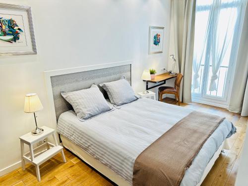 um quarto com uma cama grande e uma mesa em Appart design, plein centre Marseille em Marselha