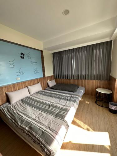 Una cama o camas en una habitación de 埔里金宿&車站旁邊