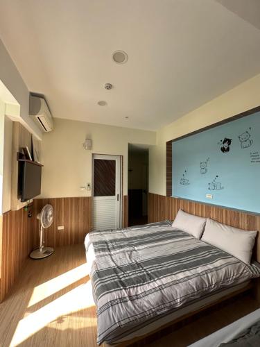 Una cama o camas en una habitación de 埔里金宿&車站旁邊