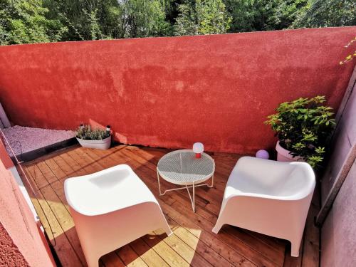 two white chairs and a table on a patio at Au Mexico (Centre - Gare - Atypique - Parking) in Béthune