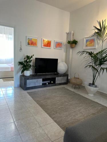 ein Wohnzimmer mit einem Flachbild-TV an der Wand in der Unterkunft Appartamento Mirsie in Bologna
