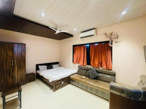 Postel nebo postele na pokoji v ubytování Ivy Dreams Villa, 4 BHK with Indoor Pool, Tungarli, Lonavala