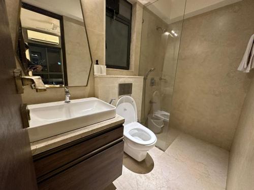 1BR Service apartment in BKC by Florastays في مومباي: حمام مع حوض ومرحاض ودش