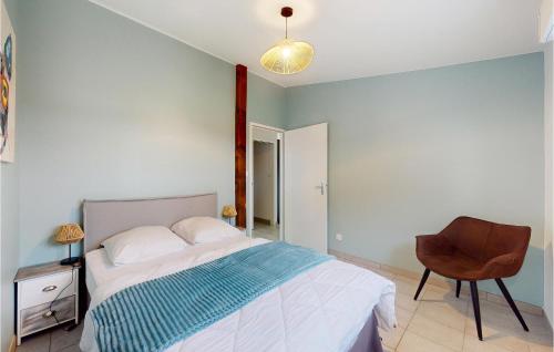 Säng eller sängar i ett rum på 2 Bedroom Gorgeous Home In Verruyes