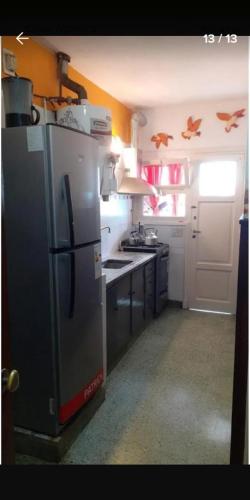 eine Küche mit einem Kühlschrank aus Edelstahl und einem Herd in der Unterkunft Alquiló Casa Miramar temporada 2024 in Miramar