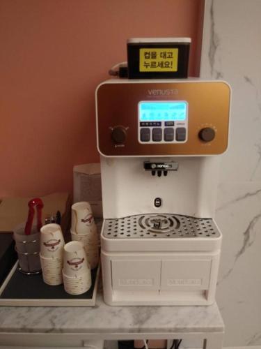 a coffee maker sitting on top of a counter at 해운대 모모쥬스호텔 부산 MoMo Juice Busan Haeundae in Busan
