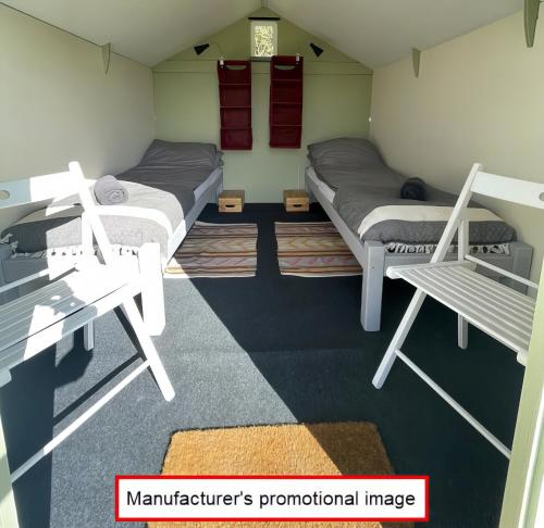 ダグラスにあるIntentsGP @ Isle of Man TT, IOMTTのベッド2台とベンチ付きの部屋