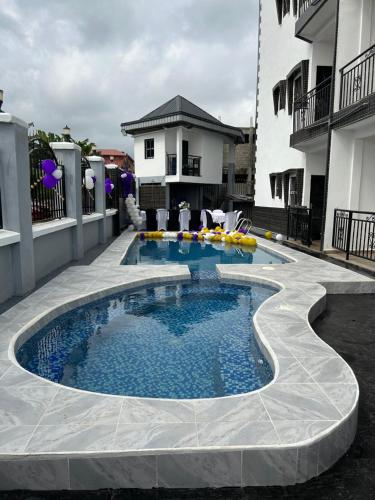 una pequeña piscina en medio de un patio en Deluxe Mansion, en Buea