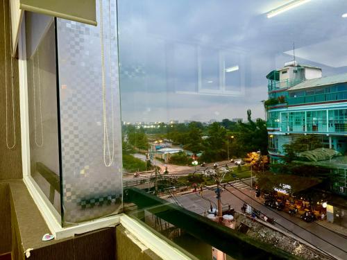 uma vista para uma rua da cidade a partir de uma janela em Homestay Linh em Ho Chi Minh