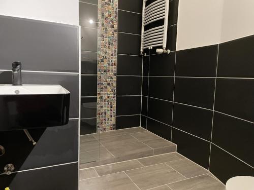 Koupelna v ubytování Amical Hotel