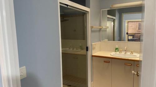 Bilik mandi di Ground floor, family unit on the canal with free WIFI!