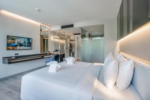 Una televisión o centro de entretenimiento en Rak Elegant Hotel Patong