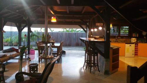 a kitchen and living room with a bar in a house at Habitation Bonneville Chalet et Loft d'exceptions in La Trinité