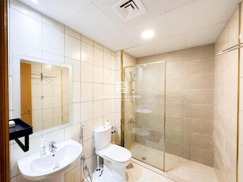 La salle de bains est pourvue de toilettes, d'un lavabo et d'une douche. dans l'établissement Studio at Spring Oasis Dubai Silicon Oasis By ANW Vacation Homes, à Dubaï