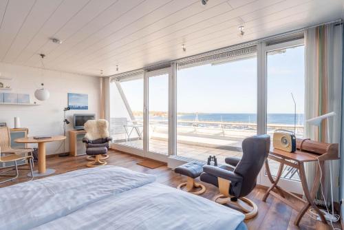 Schlafzimmer mit einem Bett und Meerblick in der Unterkunft Ferienwohnung Hafen & Strand in Schilksee