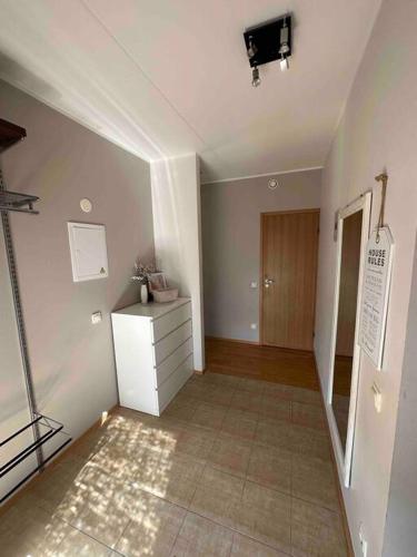 Zimmer mit einer Kommode und einem Zimmer mit einem Spiegel in der Unterkunft 1-bedroom apartment near airport in Petrikyula