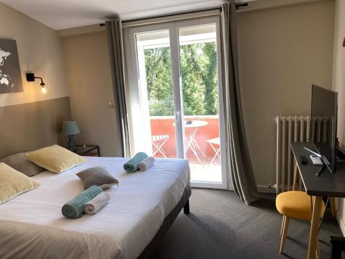 um quarto com uma cama com toalhas em Domaine Sainte Baume em Saint-Maximin-la-Sainte-Baume