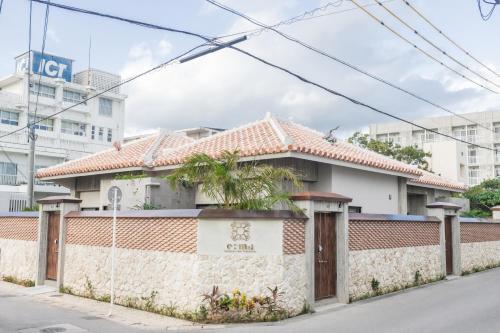 una casa al lado de la calle en e-ma ISHIGAKIJIMA TABISHIKA en Isla Ishigaki