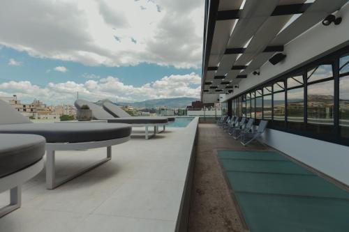 Plexi Space في أثينا: مبنى به طاولات وكراسي على السطح