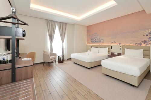 pokój hotelowy z dwoma łóżkami i telewizorem w obiekcie Cititel Express Ipoh w mieście Ipoh