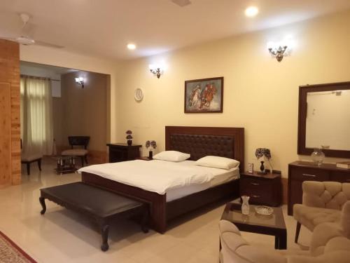 Ghairaat Castles في شيترال: غرفة نوم مع سرير وغرفة معيشة