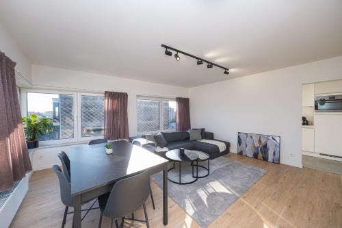 un soggiorno con un tavolo e un divano di The Bright Cosy Corner a Ostenda
